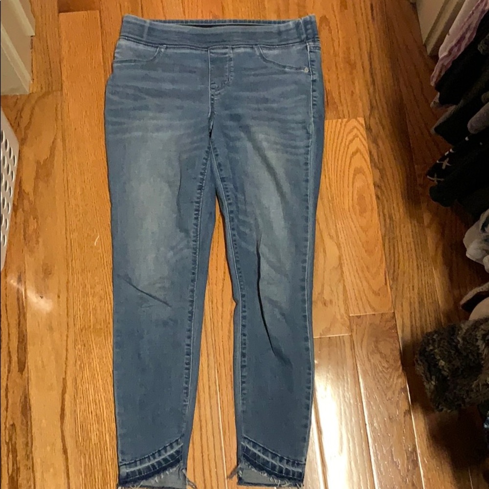 Old Navy ankle pull on jeans. EUC. Size 6.